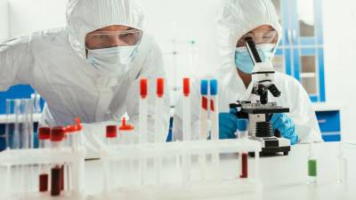 Разведка Великобритании допустила происхождение коронавируса в лаборатории