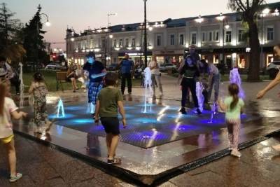 В Омске на улице Бударина отключали «сухой» фонтан из-за просевшей плитки