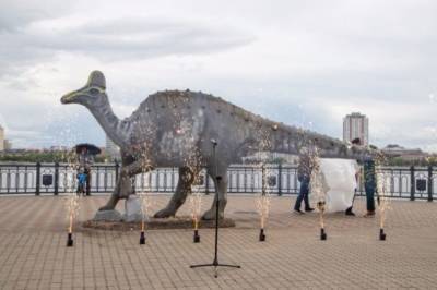 На набережной Благовещенска установили статую амурозавра