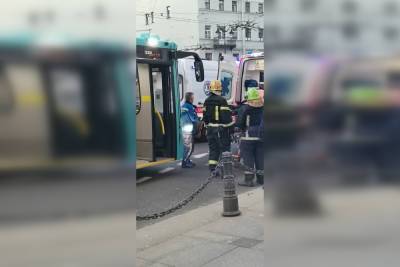 Девушка попала под автобус, перебегая на красный Невский проспект