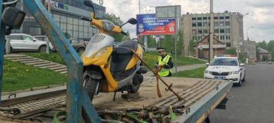Сотрудники ГИБДД Петрозаводска изъяли скутер у водителя, лишенного водительских прав