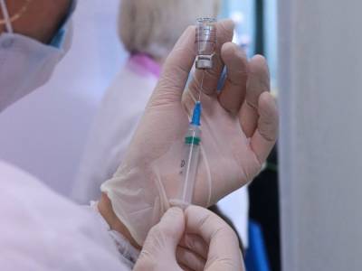 Стало известно, сколько людей привили центры вакцинации в Киеве и Львове в первый день работы