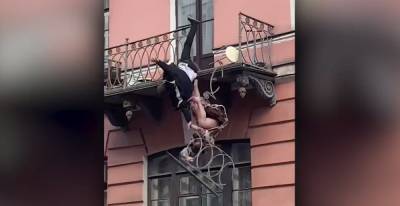 Пара во время бурной ссоры свалилась с балкона