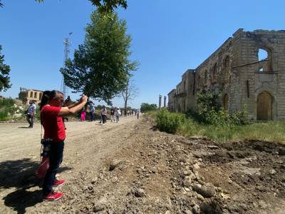 Зарубежные блогеры побывали в Агдамском драматическом театре (ФОТО)