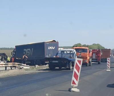 На трассе М-5 в Челябинской области столкнулись три фуры. Один человек погиб