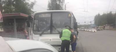 Водителя маршрутки в Петрозаводске оштрафовали за разговор по телефону на работе