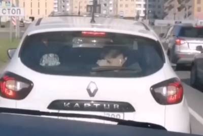 В Санкт-Петербурге юношу перевозили в багажнике каршеринга — видео