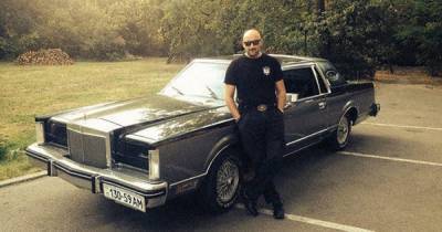 "Нужны деньги". Алексей Мочанов снова продает свой знаменитый Lincoln 1983 года (фото, видео)