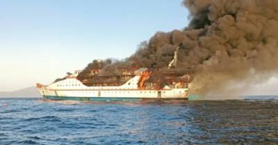 В водах Индонезии загорелся пассажирский лайнер
