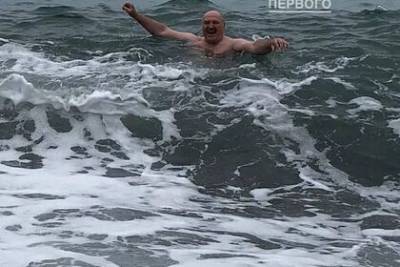 Появилось фото купающегося в Черном море Лукашенко