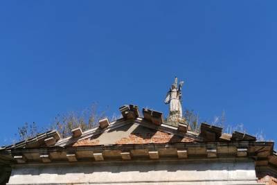 Реставраторы добрались до самой высокой точки Спасского храма в селе Аксиньино