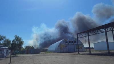 Очевидцы сообщают о взрывах на месте полыхающих складов в Омске — видео