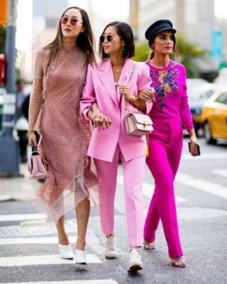 В моде комфорт, туники, брючные костюмы и розовый цвет