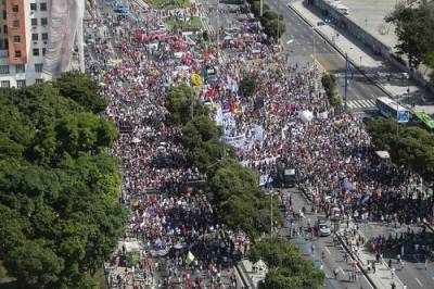 Акции протеста против политики президента прошли по всей Бразилии