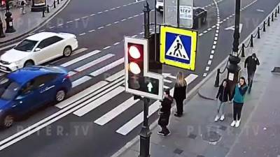 В центре Петербурга автобус сбил девушку на пешеходном переходе