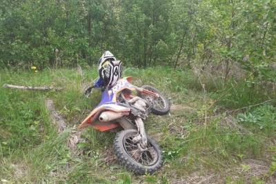 13-летний мальчик на мотоцикле наехал на камень и опрокинулся в Тверской области