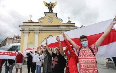 БЧБ-прапори і критика Лукашенка: в Європі пройшли акції на підтримку Білорусі