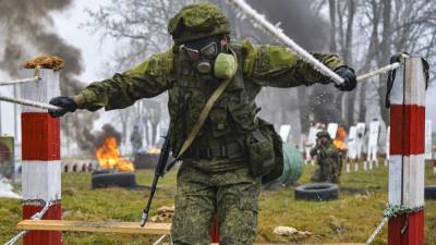 Курсанты академии РХБЗ за рекордный срок прошли полосу препятствий на АрМИ-2021