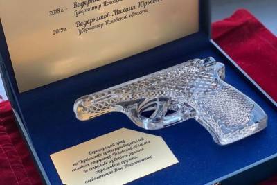 Хрустальный пистолет остался в администрации Псковской области