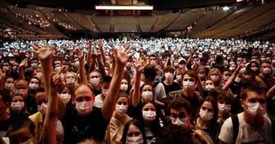 В масках, но без дистанции: во Франции провели массовый концерт-эксперимент