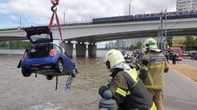 Упавший в реку на Нагатинской набережной автомобиль вытащили из воды