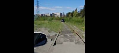 Внедорожник застрял на железнодорожных путях под Петрозаводском