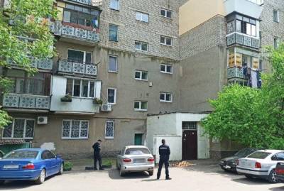 Бездыханное тело найдено под подъездом многоэтажки в Одессе: трагические кадры