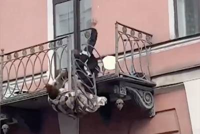 Упавшая с балкона в центре Петербурга пара получила тяжелые переломы