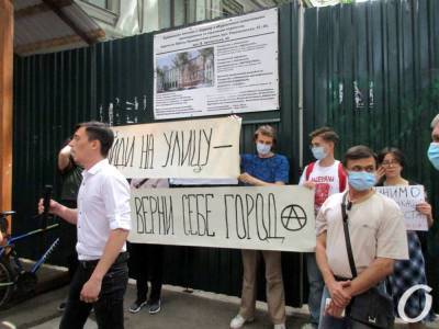 Одесситы снова собрались на митинг по спасению зданий типографии Фесенко и Ришельевского театра (фоторепортаж)