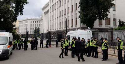 В Киеве полиция усилила охрану Банковой из-за акции в поддержку Стерненко