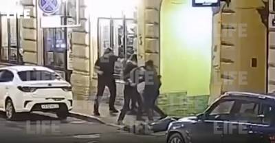 В Петербурге "Халк с перцовым баллончиком" отправил в нокаут трёх мужчин и попал на видео