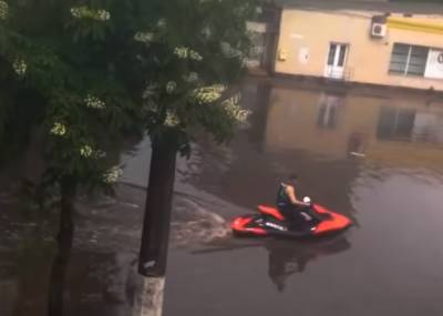 Житомир затопило: люди катались на гидроцикле и надувном матрасе прямо по улицам