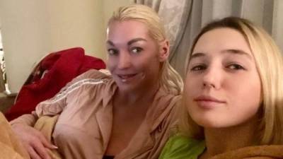 Дочь Волочковой показала, что произошло с ее лицом в день выпускного — видео