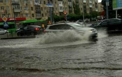 Машины «плавают» по дорогам: в Житомире сильный ливень затопил почти весь город. ФОТО, ВИДЕО