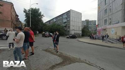 Baza: в Екатеринбурге бывший сотрудник МВД стреляет по прохожим из окна жилого дома