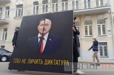 "Тобі не личить диктатура": под офисом Зеленского снова митингуют. ФОТО