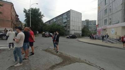 Опубликовано видео стрельбы в Екатеринбурге: стрелок заперся в одной из квартир
