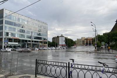 В Астрахани устраняют последствия сильного дождя
