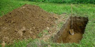 Пришлось раскапывать могилу: в Тернопольской области медики перепутали тела покойниц
