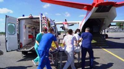 В Киев самолетом из Запорожья доставили 3-летнюю девочку с тотальным поражением легких