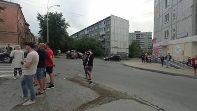 В Екатеринбурге мужчина открыл огонь по прохожим из окна квартиры