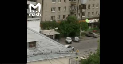 В Екатеринбурге бывший полицейский открыл с балкона стрельбу по прохожим (видео)