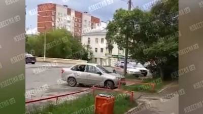 В квартире с открывшим стрельбу в Екатеринбурге может находиться жена