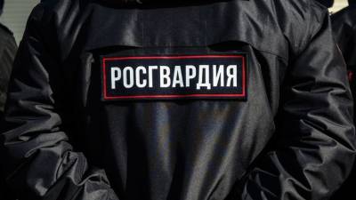 Жителей дома в Екатеринбурге, откуда ведет стрельбу мужчина, эвакуируют — видео