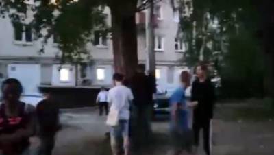 Взрыв раздался возле дома в Екатеринбурге, где мужчина ведет стрельбу