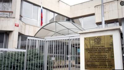 Россия вывезла часть дипломатов из Праги правительственным бортом