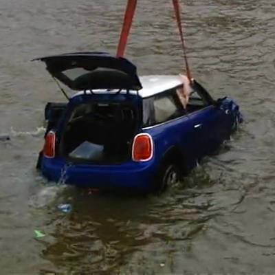 Женщина, чья машина упала в реку в Москве, госпитализирована