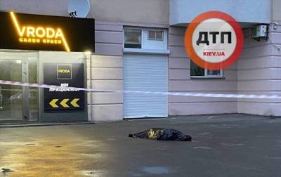 В Киеве их окна многоэтажки выпал мужчина