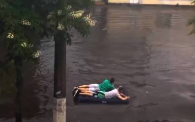 И моря никакого не надо: украинцы рассекают по затопленным улицам на матрасе и водном мотоцикле, видео