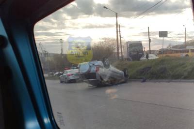 На Нижне-Ростинском шоссе опрокинулся автомобиль